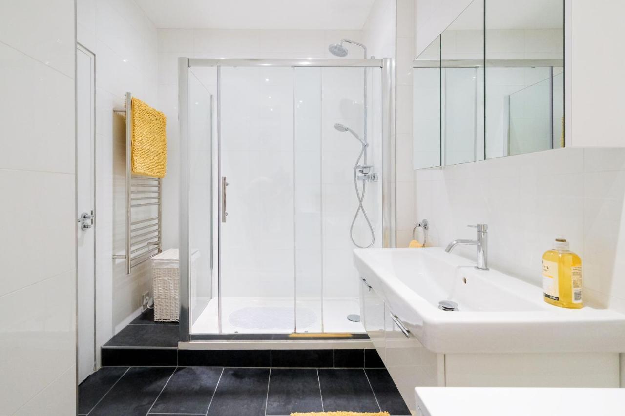 Lovely 2 Bed Flat In Canal Side Gated Development Apartment London Bagian luar foto