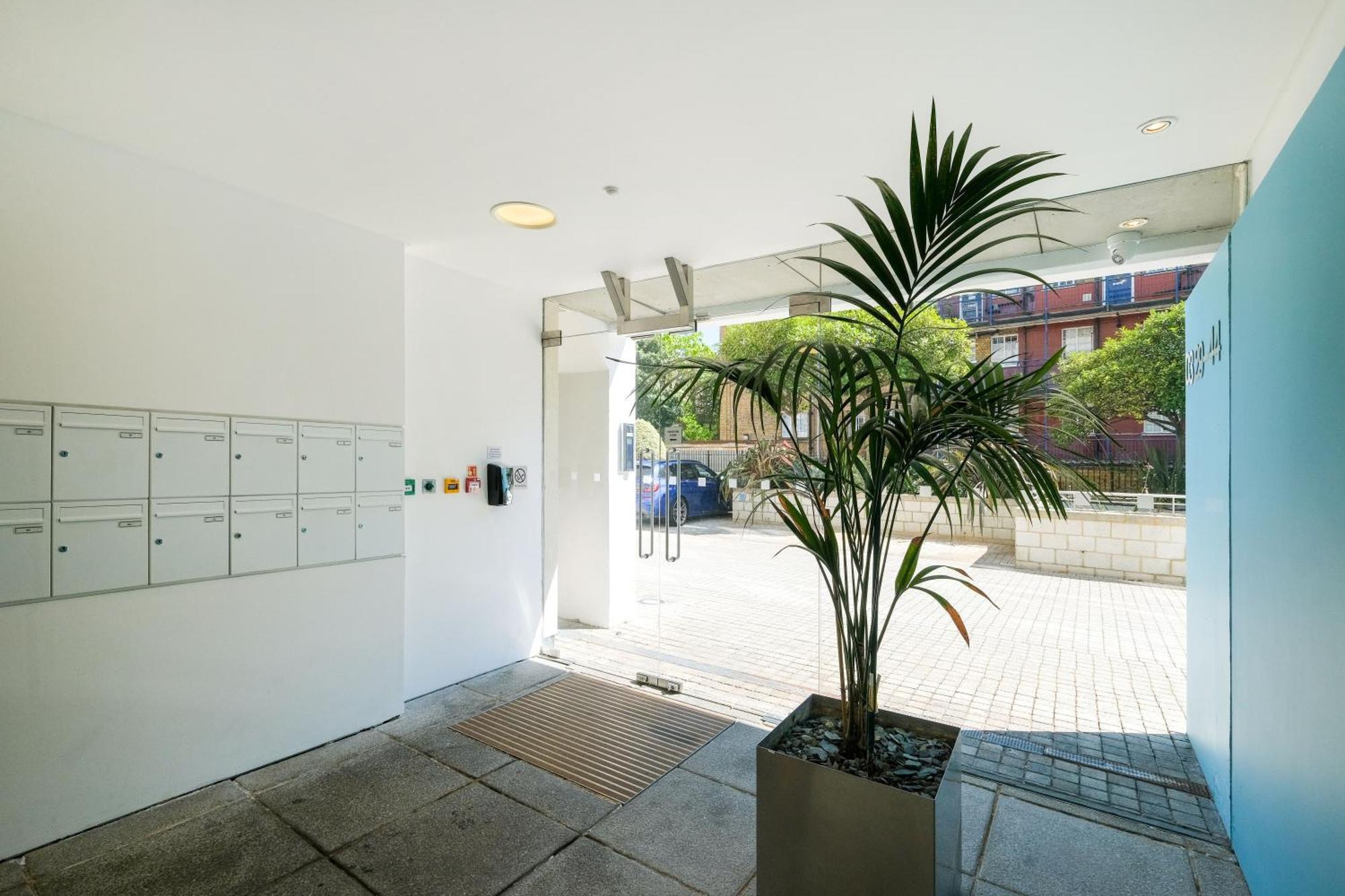 Lovely 2 Bed Flat In Canal Side Gated Development Apartment London Bagian luar foto